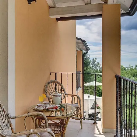 Ari Villa